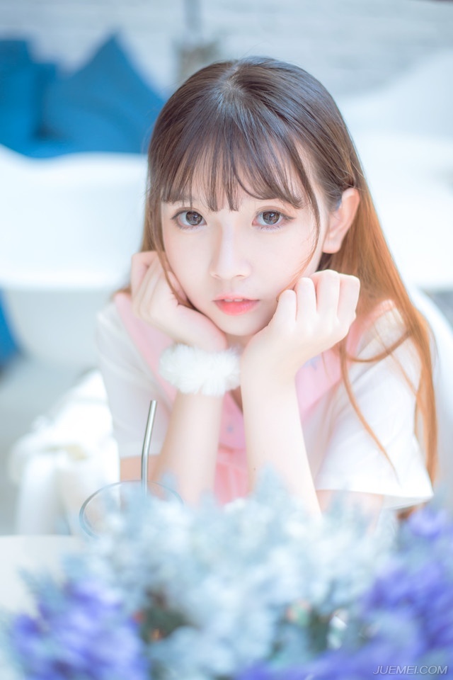 友情比爱情长久，像两条平行线，永不相交却也永远不会分离！